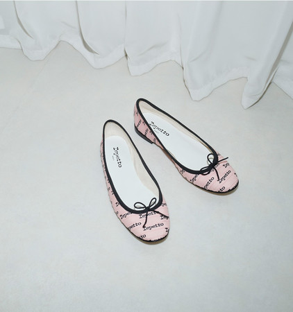 Cendrillon Ballerinas (Noir Icon) ¥71,500 ※8月上旬発売予定 Cendrillon Ballerinas (Noir Icon) ¥71,500 ※8月上旬発売予定