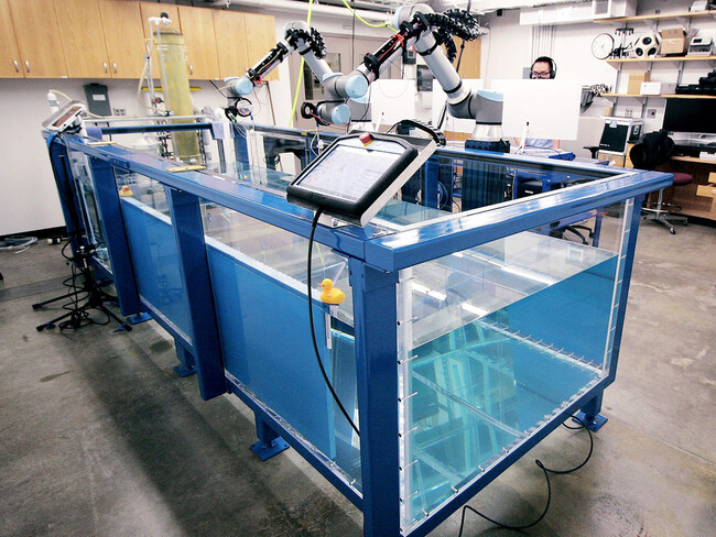 画像 1：２本のロボットアームで送信機と受信機の位置を調整できる実験水槽 