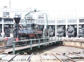 ▲7100形7105号機(「義経」号) 1880(明治13)年にアメリカで製造され、輸入された蒸気機関車。当館で保存・展示している車両では最も古い。 ▲7100形7105号機(「義経」号) 1880(明治13)年にアメリカで製造され、輸入された蒸気機関車。当館で保存・展示している車両では最も古い。
