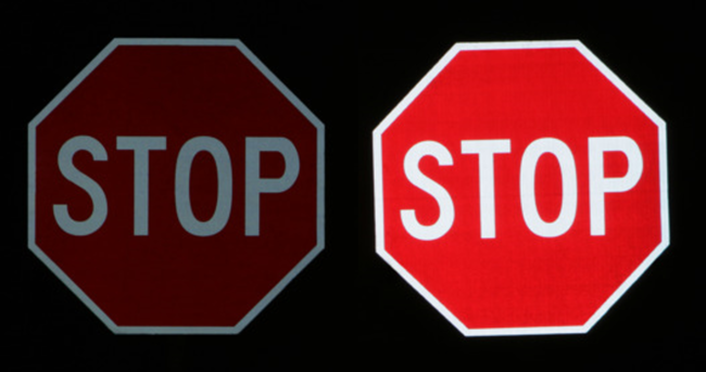 夜間の道路標識標識の見え方の比較例：加工なし（左）、3Mの反射材を使用（右）