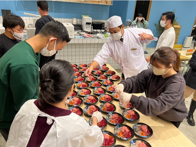 盛り付けにもこだわる大将の指示が、会場に響き渡る。 盛り付けにもこだわる大将の指示が、会場に響き渡る。