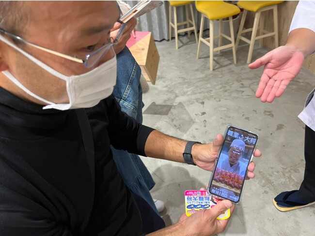 スマホの待ち受けも大将。有楽町かきだは、お客様も強い。 スマホの待ち受けも大将。有楽町かきだは、お客様も強い。