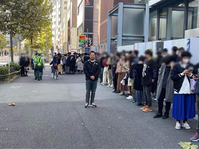 お客様の行列の前で、はにかむ大将。 お客様の行列の前で、はにかむ大将。