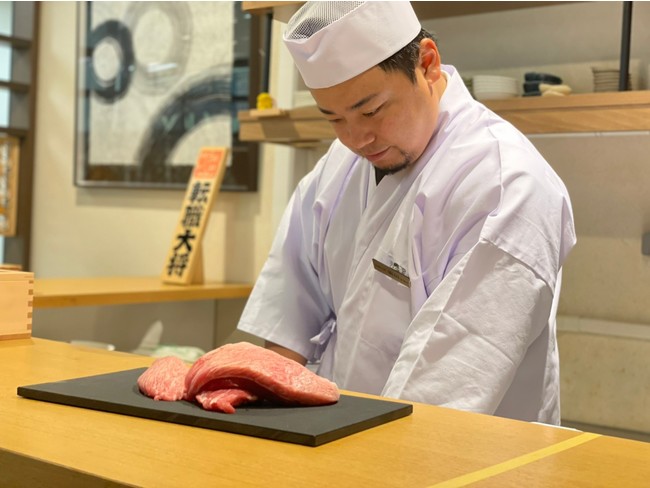 安い値段で美味しいものをお腹いっぱい食べられる「ラーメン二郎」の海鮮丼バージョンを作りたいと語る。