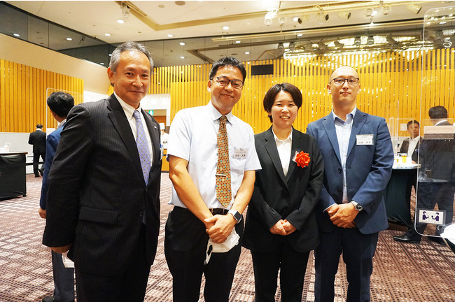 準優勝 櫻井麻衣とホテルグランヴィア岡山総支配人、調理部のメンバー