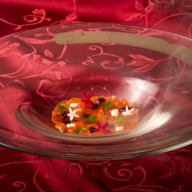 クラウンサーモンの瞬間燻製 キャビア添え クラウンサーモンの瞬間燻製 キャビア添え