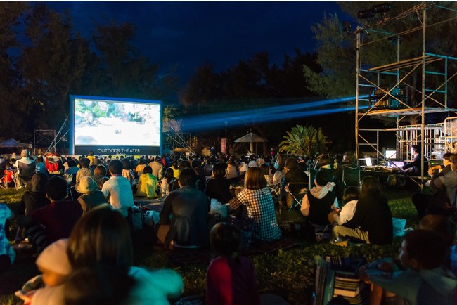 どんな場所でも映画館が出来上がるのが野外映画の特徴です どんな場所でも映画館が出来上がるのが野外映画の特徴です