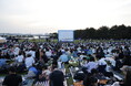 お昼から楽しめる無料の野外映画上映イベント!お笑いライブ、音楽ライブ、トークショーやフードトラックも多数出店!
