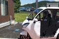 リニューアルオープンした道の駅おがわまちの関連施設にて、ワイヤレス充電搭載型トゥクトゥクが採用!