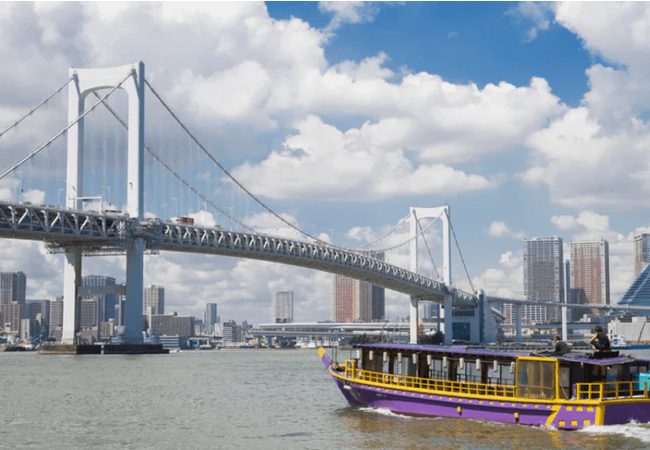 ＜レインボーブリッジを間近に感じながら進む屋形船＞