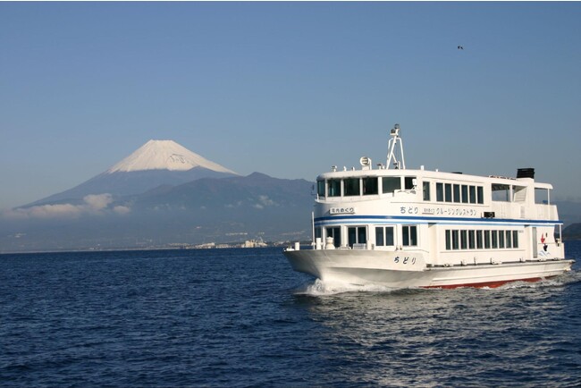 ＜日本一高い富士山と日本一深い駿河湾の間を進む「ちどり沼津港遊覧船」＞