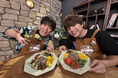 【山下大輝のご褒美番組「肉ッキング#9」・番組レポート】 山下大輝、ゲストの声優・仲村宗悟と 夏にピッタリの麺料理に山盛りの肉を乗せて爆食!