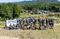 NOK、くまもと地下水財団「水田オーナー制度」に協賛し熊本事業場社員ら50人が「地下水を育む水田」の稲刈りに参加