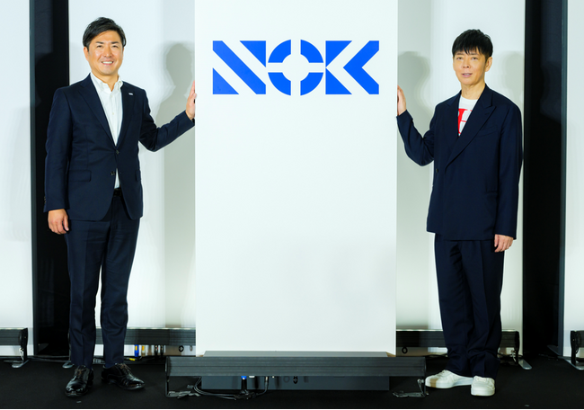 左より鶴正雄CEO、佐藤可士和氏