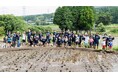 NOK熊本事業場の社員と家族55人が「地下水を育む田植え」に参加