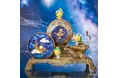 星空とランプを持つコジコジを、宝石のようなガラス絵で描いた『コジコジのランプ缶』が新発売。選べるフィギュア付きのほか、ミニチュア茶器セットやタッセルチェーンも