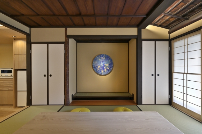 和室　上田志保氏のアートピースが床の間に飾られている