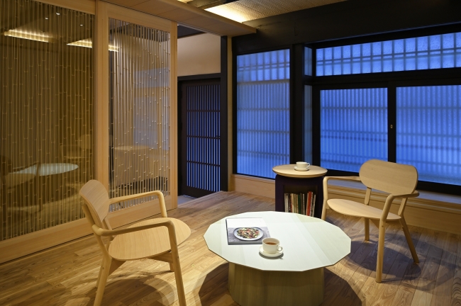 玄関・カフェスペース　本棚にもなるサイドテーブルは「京の温所」オリジナル