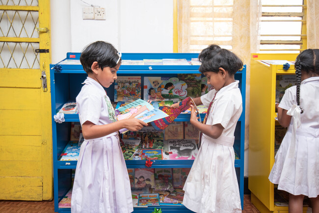 ルーム・トゥ・リードが手掛けたの支援地域の図書室。団体設立以来、50以上の言語で6,100冊以上の絵本を出版し、世界中の49,000以上の学校の生徒たちに3,600万冊の本を配布