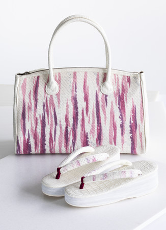 商品番号0004：ハンドバッグ／4万7300円(税込)　草履／参考商品