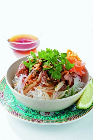 写真⑦牛肉のサラダビーフン、 ベトナム風