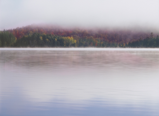 Canada.ケベック州ローレンシャンのトランブラン湖。朝靄でぼやけていた湖面が、太陽が昇ると同時にうっすらと見えてくる。移り変わる光景の一部始終を堪能できた。