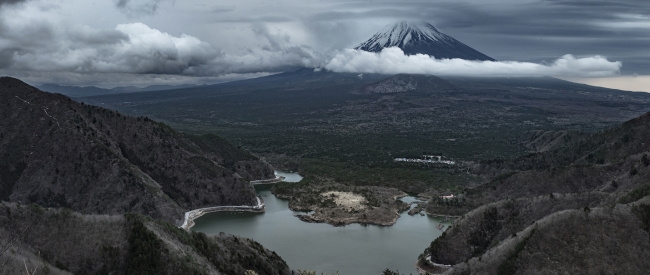 Mt.Fuji,Japan一度は焼かれた地が1200年の歳月を経て“樹海”と呼ばれる森と生まれ変わり、続く未来へと進化を続ける。
