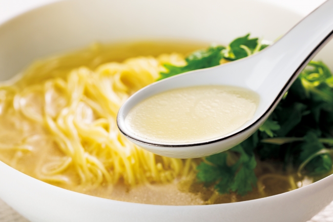 美しく輝くスープは、深い味わいとすっきりとした後味 が特徴。飲み干さずにはいられないおいしさです。