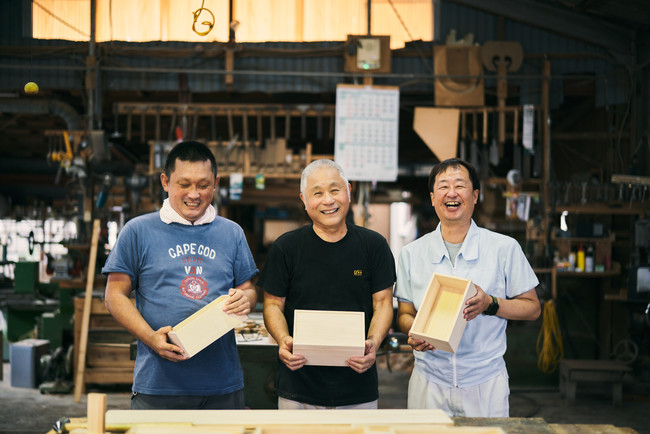 小田木工所の小田さん親子（写真／左・中）と弊社社長・木村（写真／右）