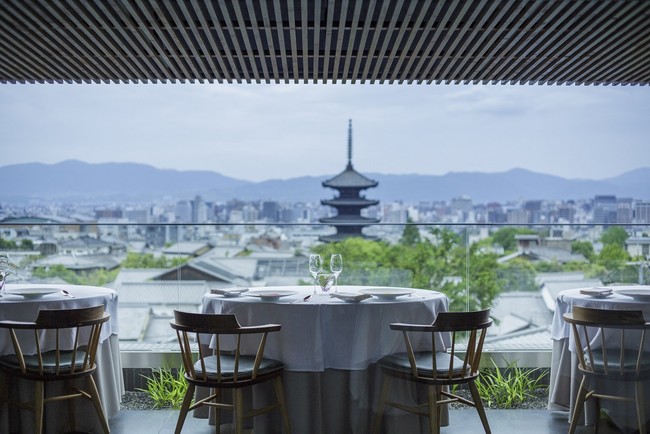 八坂の塔を眺める「レストランひらまつ 高台寺」４階メインダイニング