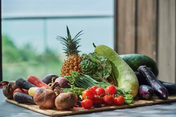 力強い太陽の下で育つ沖縄の野菜やフルーツは、南国ならではの風味を料理に与えてくれる