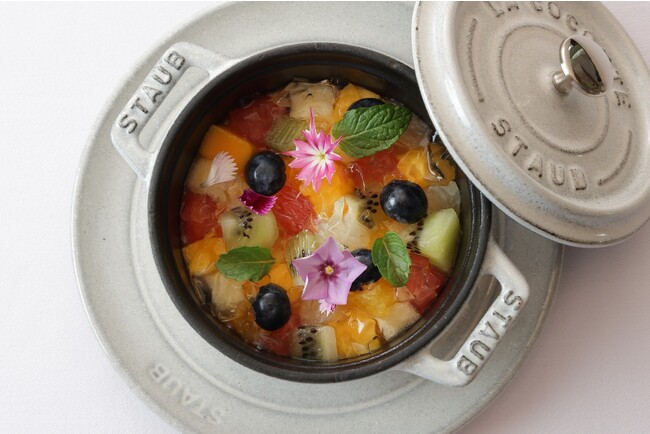 「ストウブで仕上げたパンナコッタ　フルーツのカクテルとシャンパンジュレ」