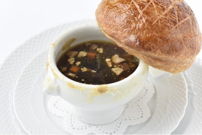 スペシャリテの「1975年にエリゼ宮にてV.G.E.に捧げたトリュフのスープ」 スペシャリテの「1975年にエリゼ宮にてV.G.E.に捧げたトリュフのスープ」