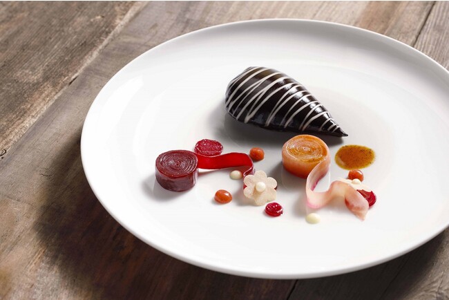 スペシャリテ「フランス産仔鳩のファルシー ビーツのスパイラル」 スペシャリテ「フランス産仔鳩のファルシー ビーツのスパイラル」