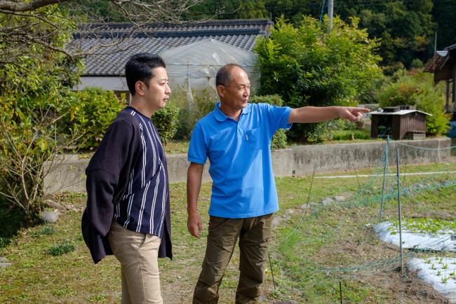 「ふく福ふぁーむ」の福田さん（写真右）と一緒に畑を見学する料理長の窪津（写真左）