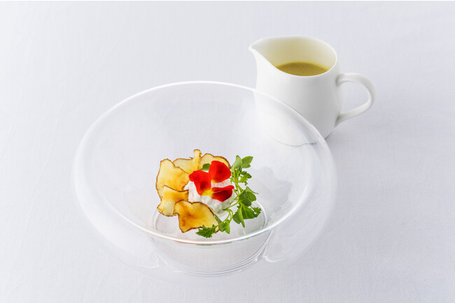 ポタージュとその他の食材を分け、テーブルで料理を完成させることで、より楽しい食体験を実現