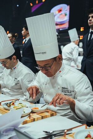 試食する米田肇シェフ 試食する米田肇シェフ