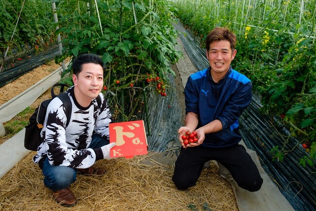 「永尾産ちのド トマト」生産者の永尾真治さん（右）と「リストランテKubotsu」料理長・窪津朋生（左）