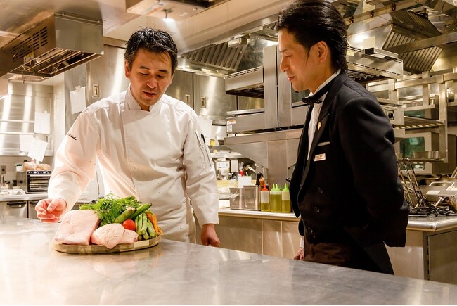 料理長・内木塲寿知（左）とシェフソムリエ・金子良太