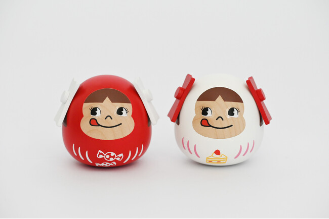 ペコちゃんが木製だるまに。不二家の新しい縁起物インテリア