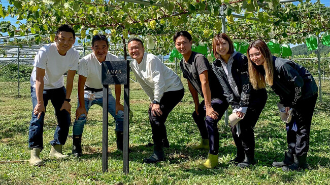 写真:アマン日本地区統括ウェスタンキュイジーヌディレクター 平木正和様(写真左)と GREENCOLLARのメンバー(撮影場所:山梨県北杜市アマン東京契約農園) 写真:アマン日本地区統括ウェスタンキュイジーヌディレクター 平木正和様(写真左)と GREENCOLLARのメンバー(撮影場所:山梨県北杜市アマン東京契約農園)