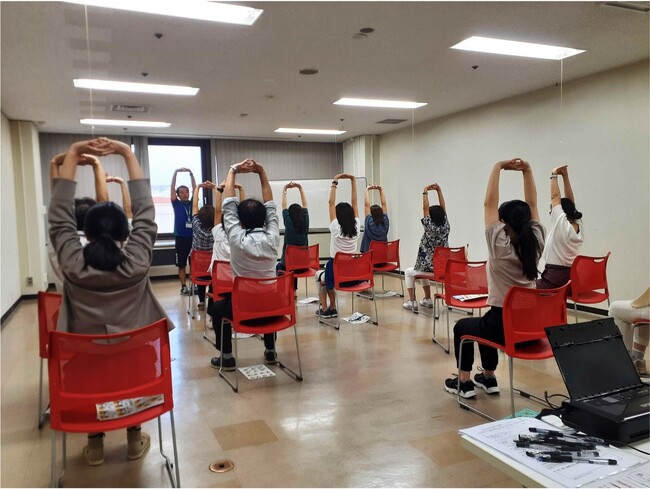 〈「オフけん」による健康セミナーを受ける神戸市職員様の様子〉