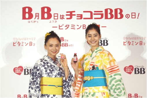 女優・永作博美さん＆新木優子さんが、“ビタミンカラー”の浴衣姿で的