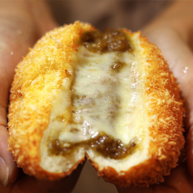 ふんわりときめ細かいパン生地に、上等カレーのカレーソースをたっぷり包み込んだカレーパン ふんわりときめ細かいパン生地に、上等カレーのカレーソースをたっぷり包み込んだカレーパン