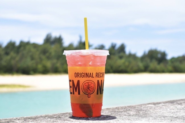 ハイビスカスレモネード_写真はパイナガマビーチにて