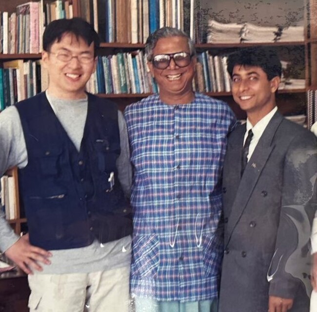 ムハマド・ユヌスさん（中央）と瀧澤信アナリスト