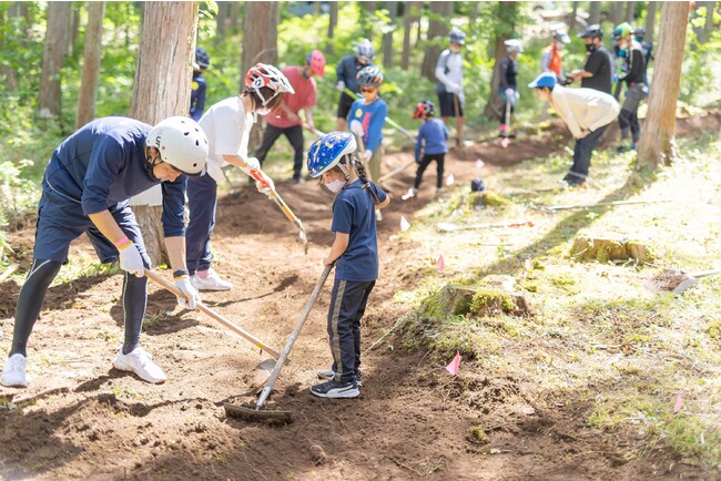 南アルプスにて、Dig Dayの様子。大人も子供も一緒になってトレイルを整備し、土に触れ、MTBの楽しさと自然の大切さを伝承する。