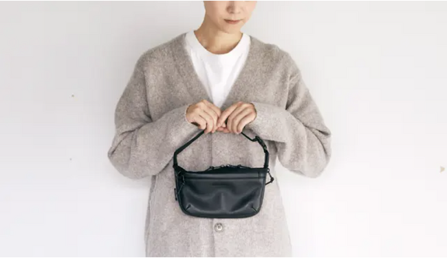 ショルダーを外せばハンドバッグにも。 ショルダーを外せばハンドバッグにも。