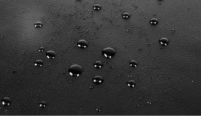 自社開発の強力な防水加工で雨の日も安心。 自社開発の強力な防水加工で雨の日も安心。