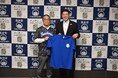高浜市・杉浦市長「スポーツビジネスを知る機会にも」と期待。シーホース三河が表敬訪問で『西三河コラボTシャツ』を贈呈し、地域一体の盛り上げを誓う